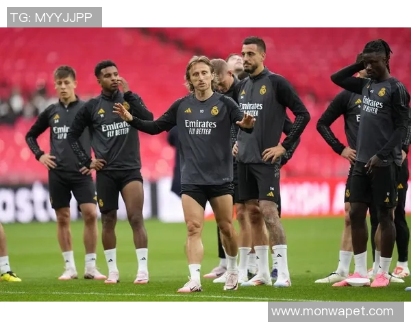 全球足坛最帅3号球星:颜值与实力并存的足球巨星风采展示 全球足坛最帅3号球星:颜值与实力并存的足球巨星风采展示