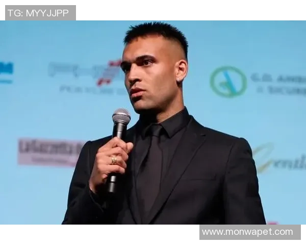 当足球巨星换上绅士风衣走上绿呢台演绎球场之外的精妙对决 当足球巨星换上绅士风衣走上绿呢台演绎球场之外的精妙对决